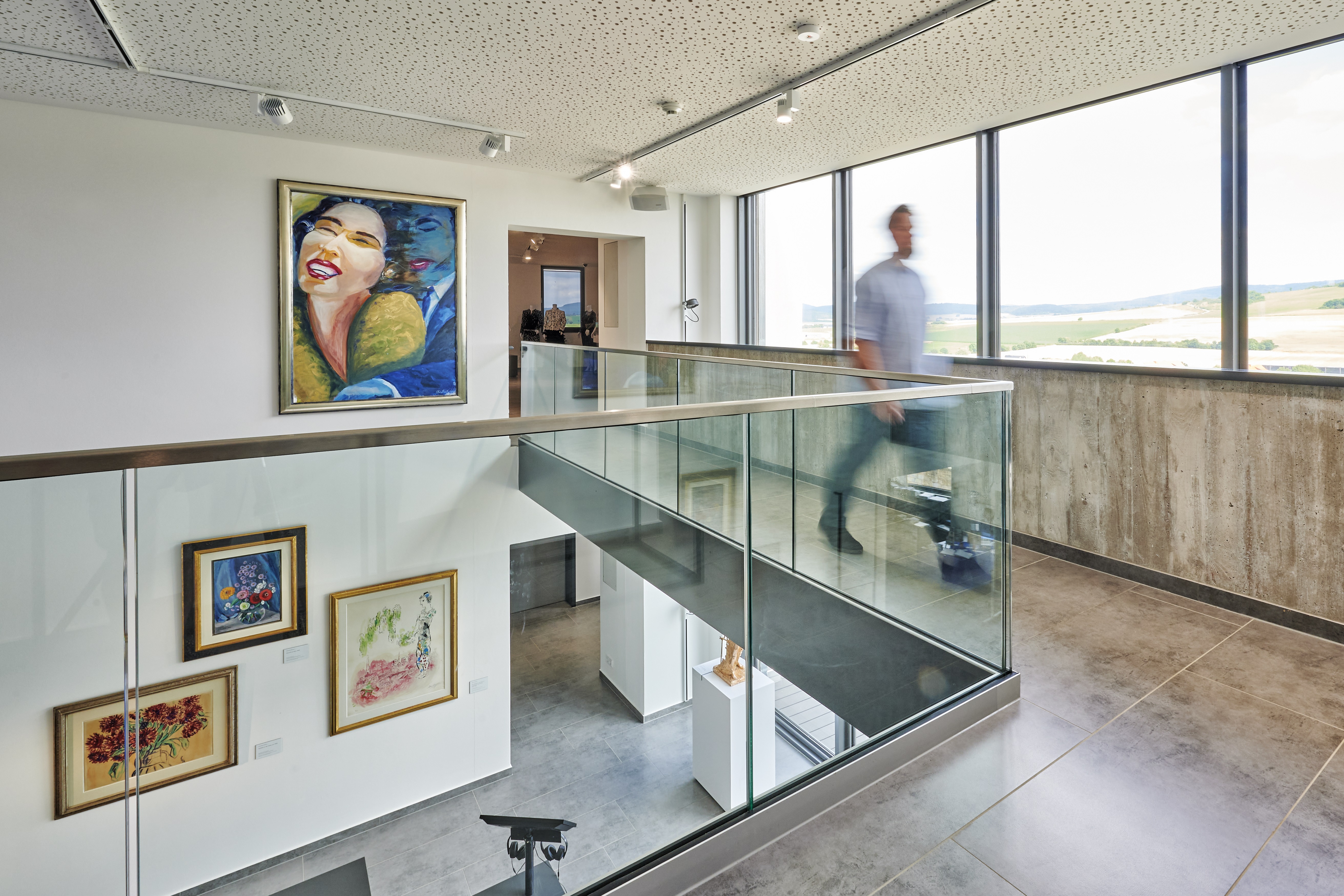 Besucher in der Kunstgalerie.