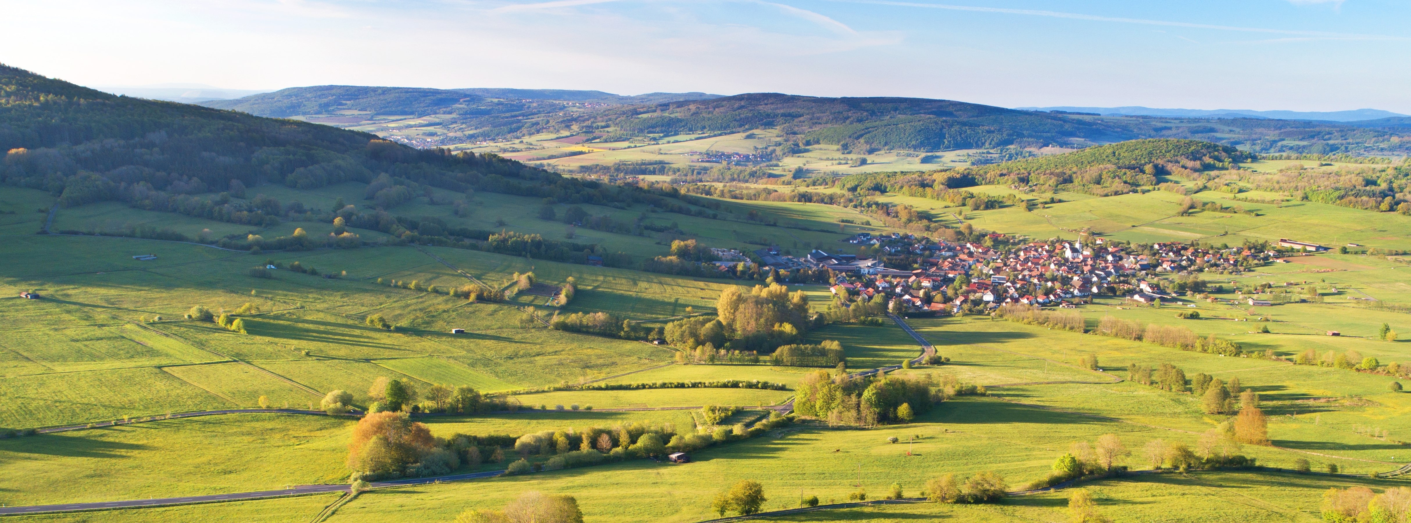 Rhöner Landschaft mit Ortschaft.