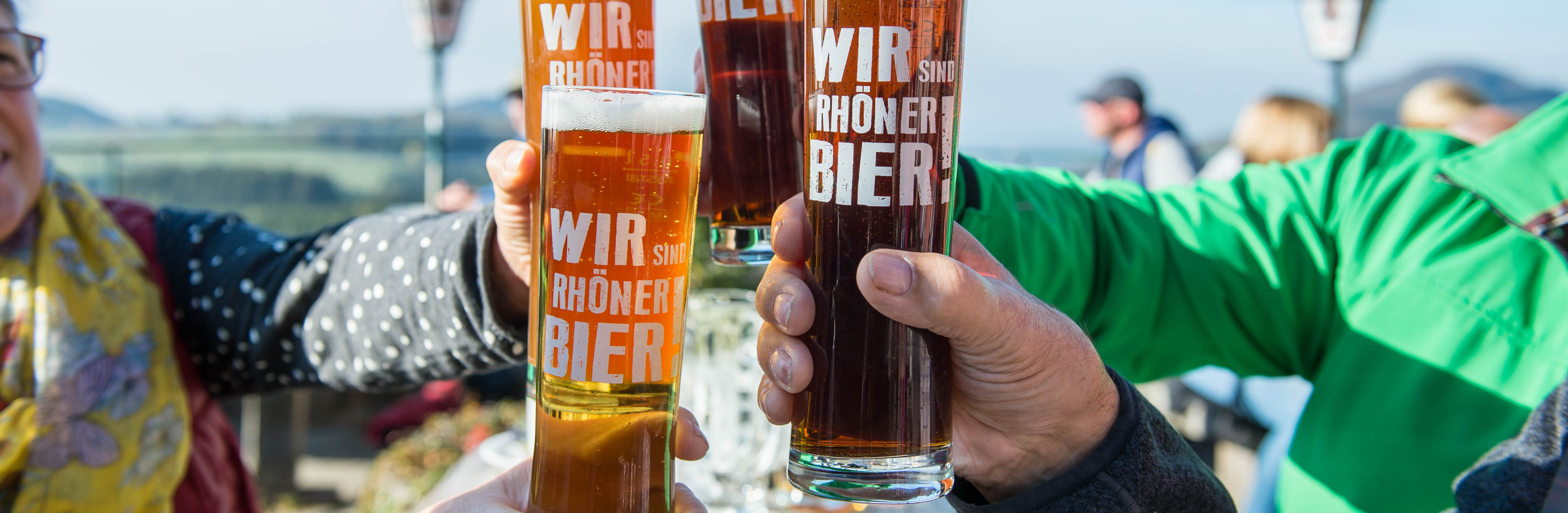 Biergläser mit der Aufschrift "Wir sind Rhöner Bier!"