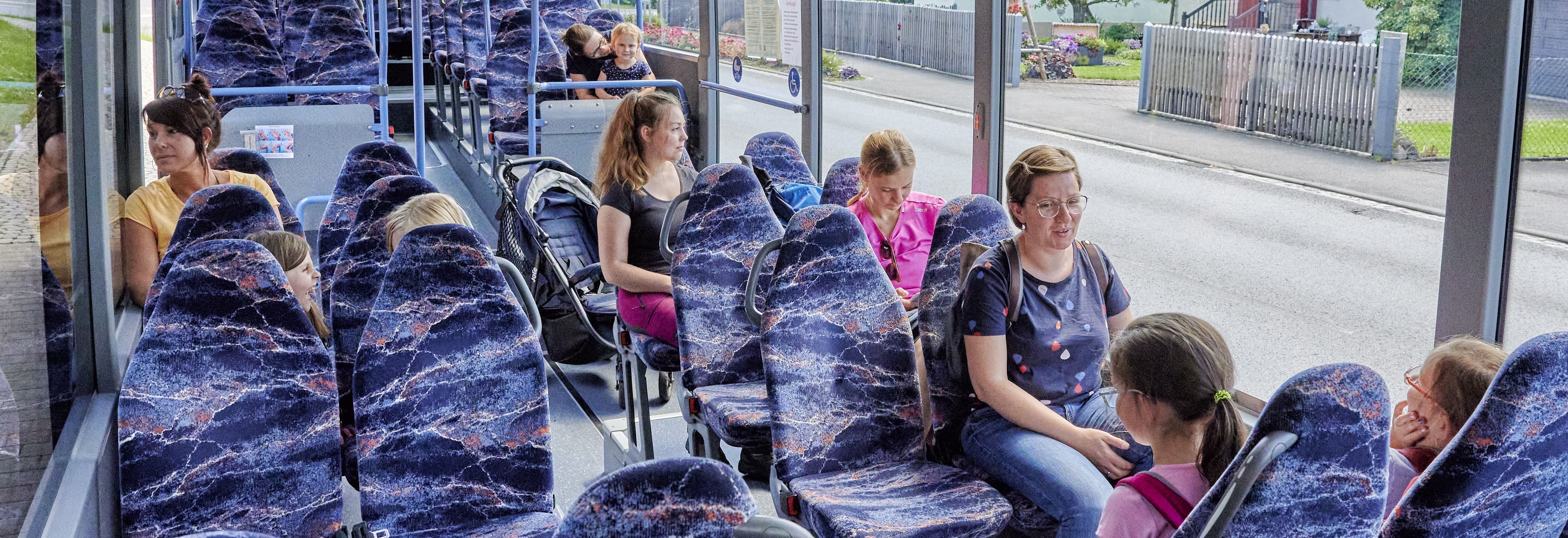 Personen, die im Bus sitzen.