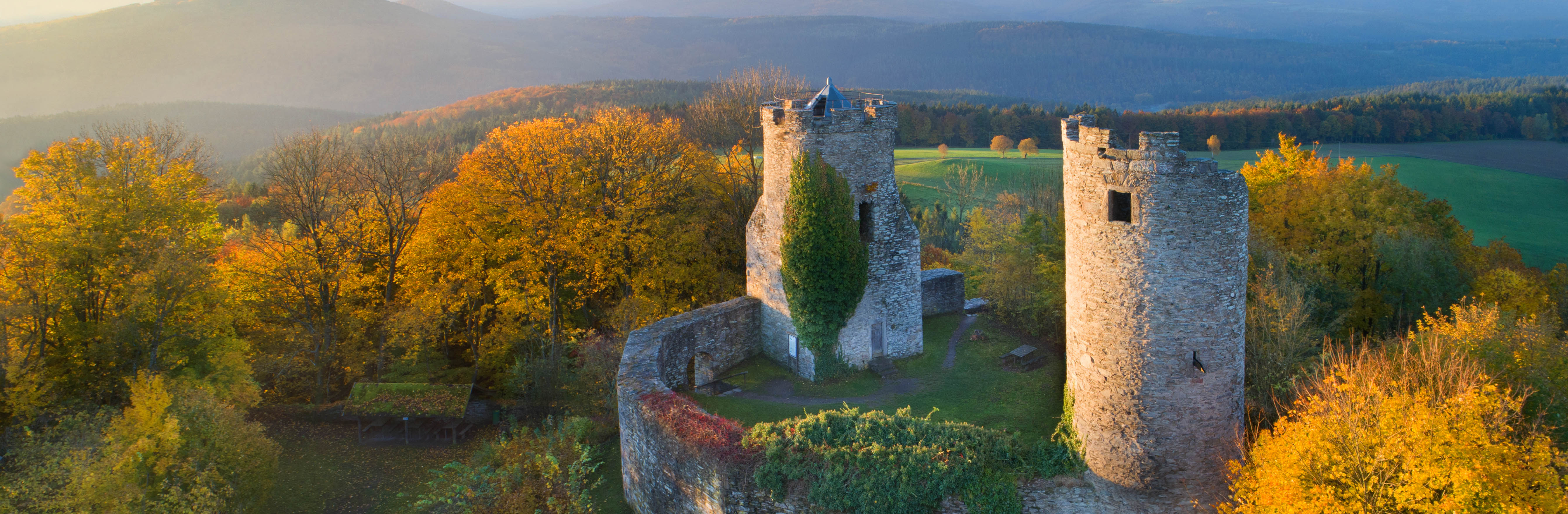 Die Ebersburg im Sonnenuntergang.