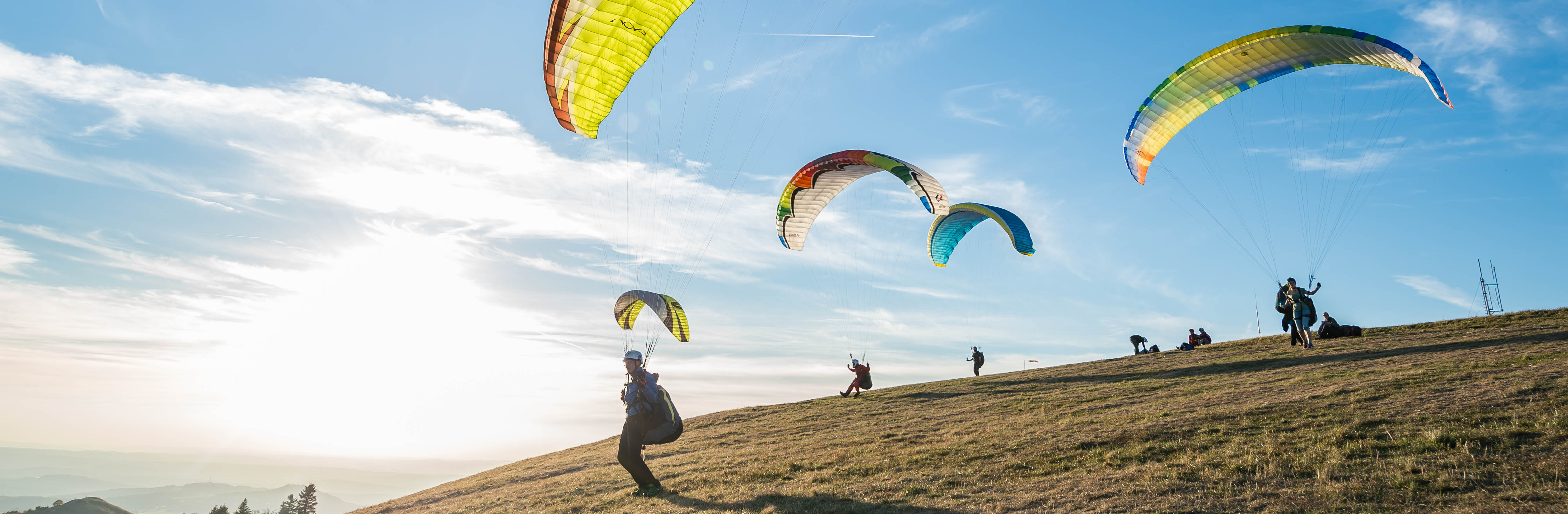 Gleitschirmflieger am Abhang auf der Wasserkuppe.