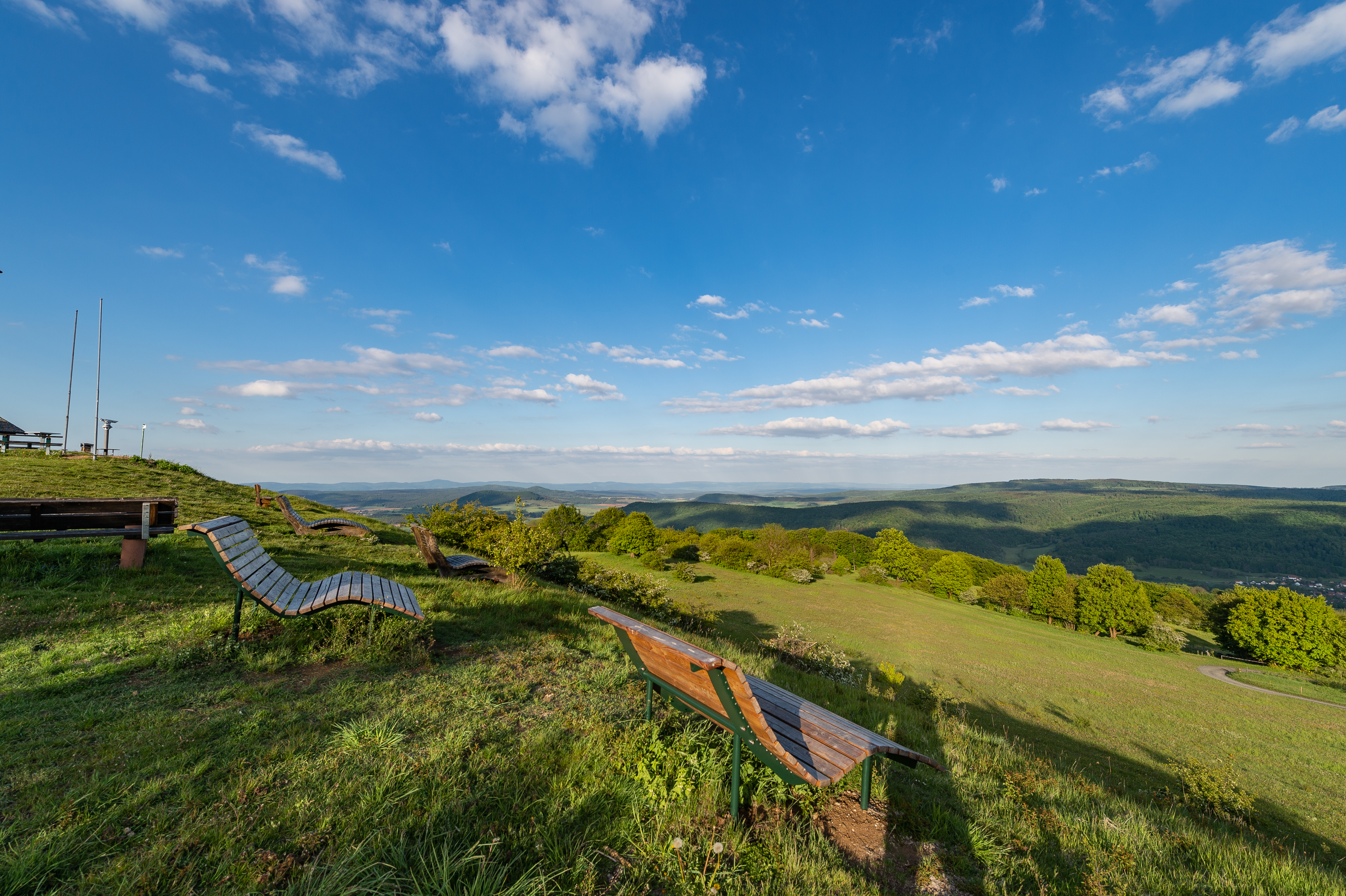 Ausblick in die Rhöner Landschaft und Wellenliegen.