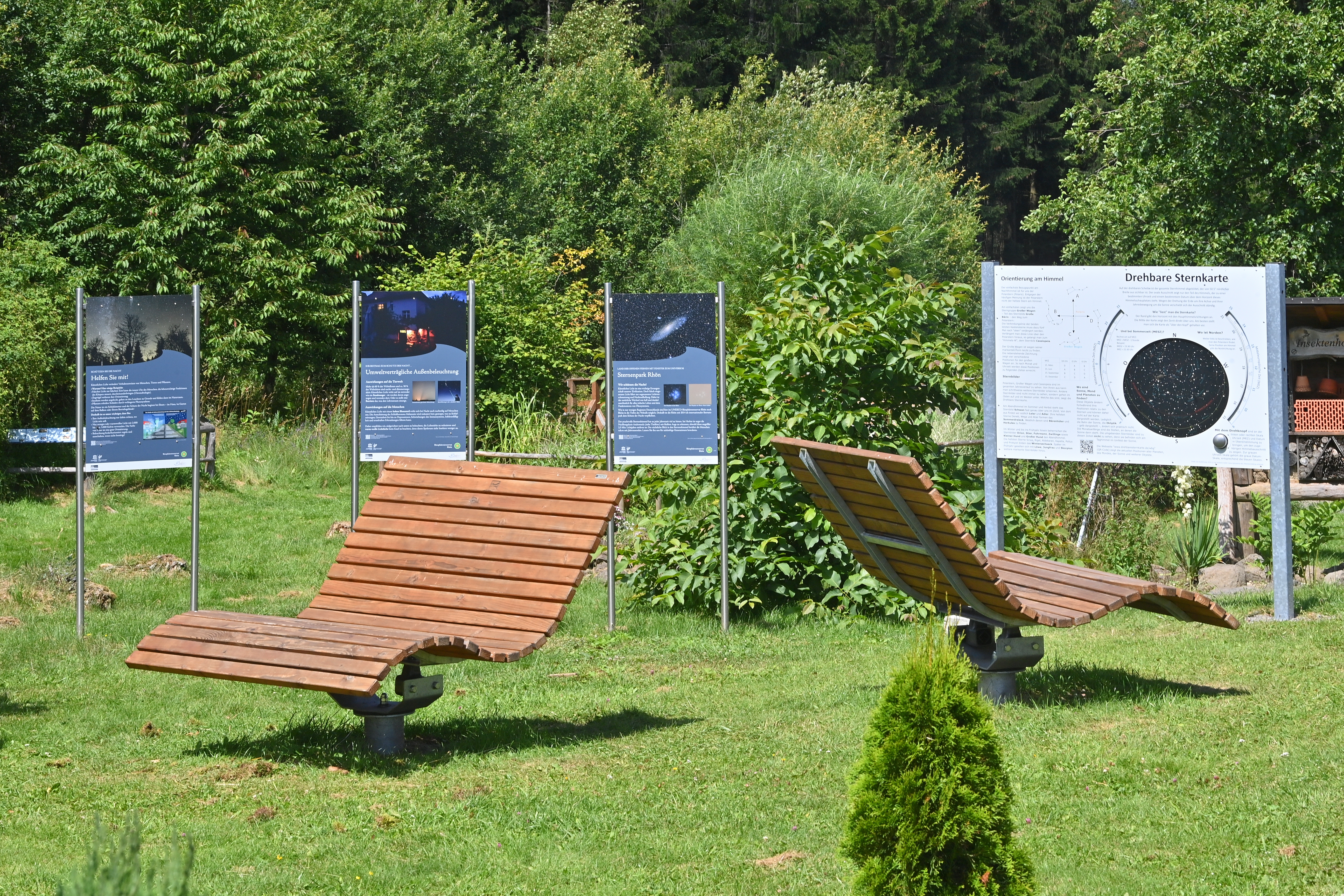 Himmelsschauplatz mit Wellenliegen, Erklärtafeln zum Sternenhimmel und eine drehbare Sternenkarte, um den Himmel zu erkunden.