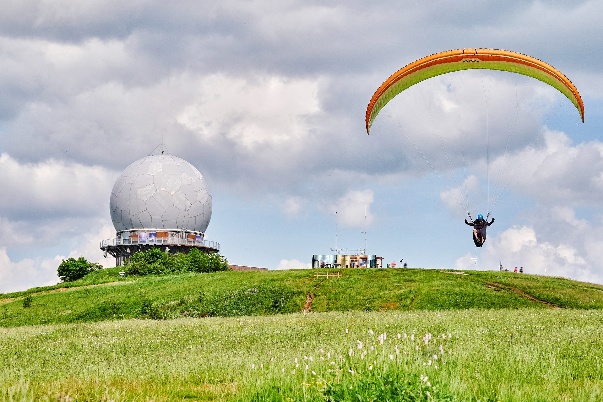 Radom mit Gleitschirmflieger in der Luft..
