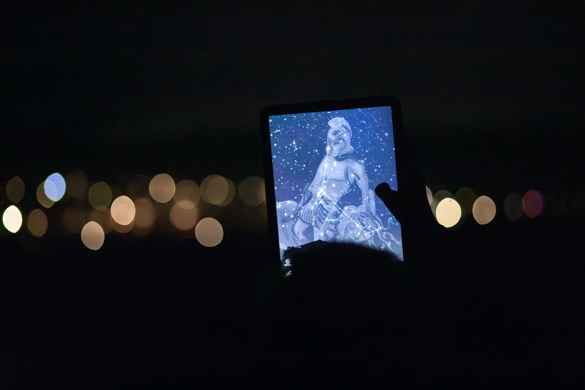 Tablet mit Grafik eines Sternenbildes.