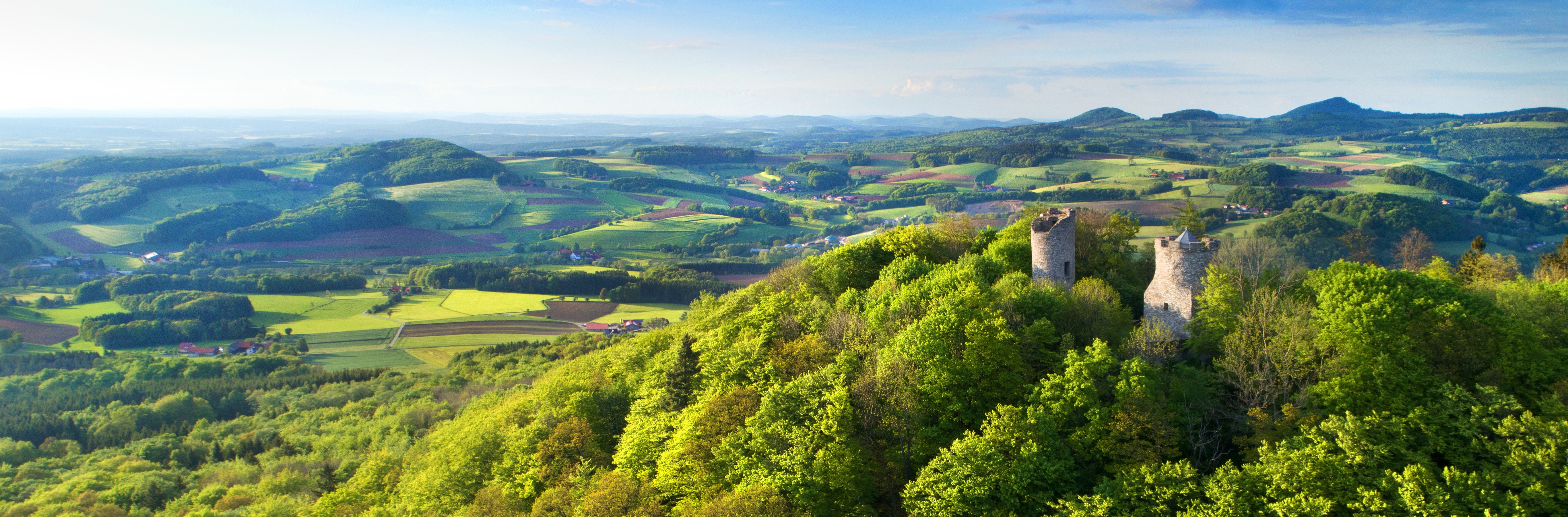 Eine Burg in der Rhöner Landschaft.