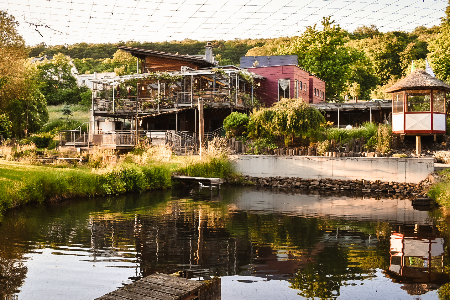 Außenansicht von der Fischerhütte Edwin mit See im Vordergrund.