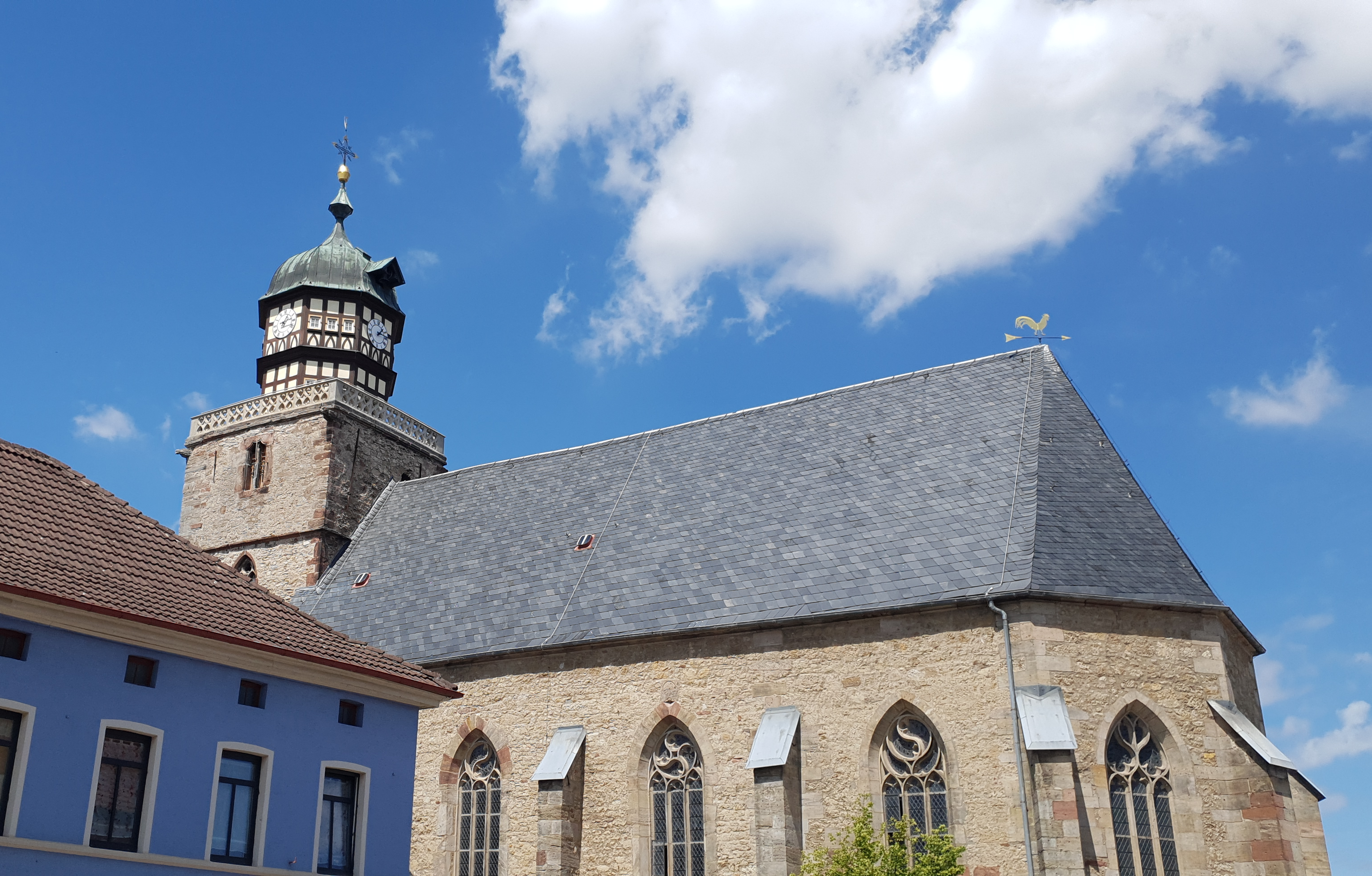 Die Stadtpfarrkirche in Geisa mit dem Glockenturm.