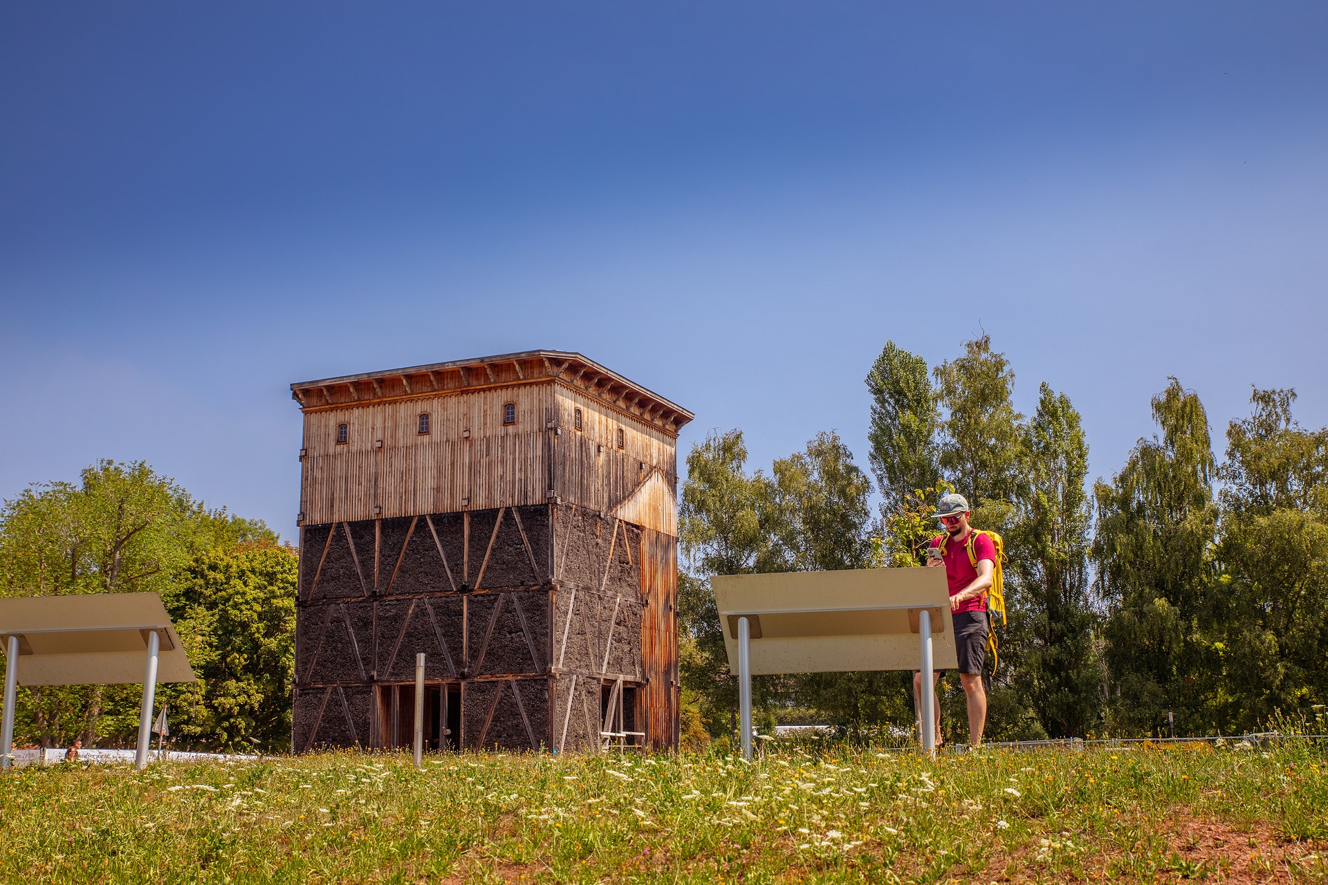 Wanderer informiert sich am Gradierwerk in Bas Kissingen.