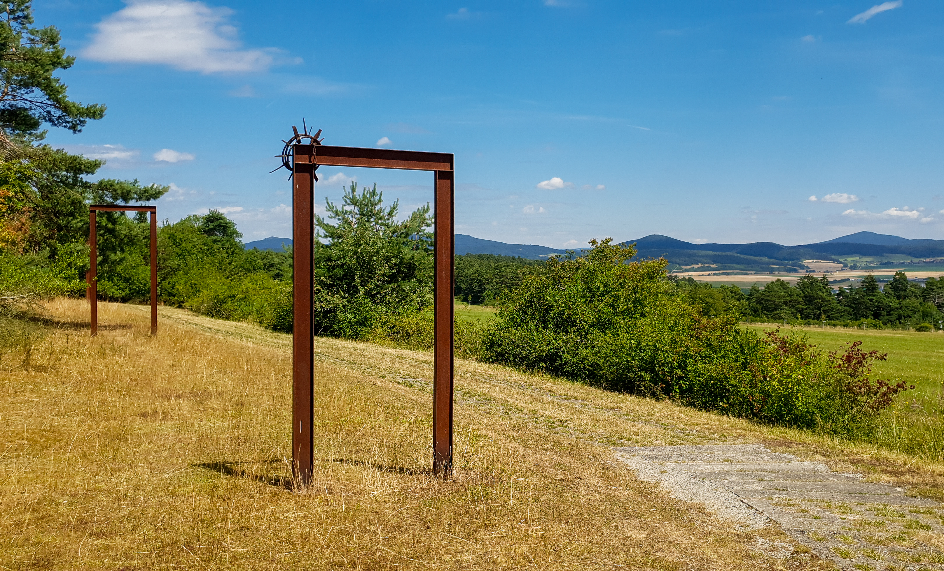 Kunstwerk von Metalltoren in der Natur.