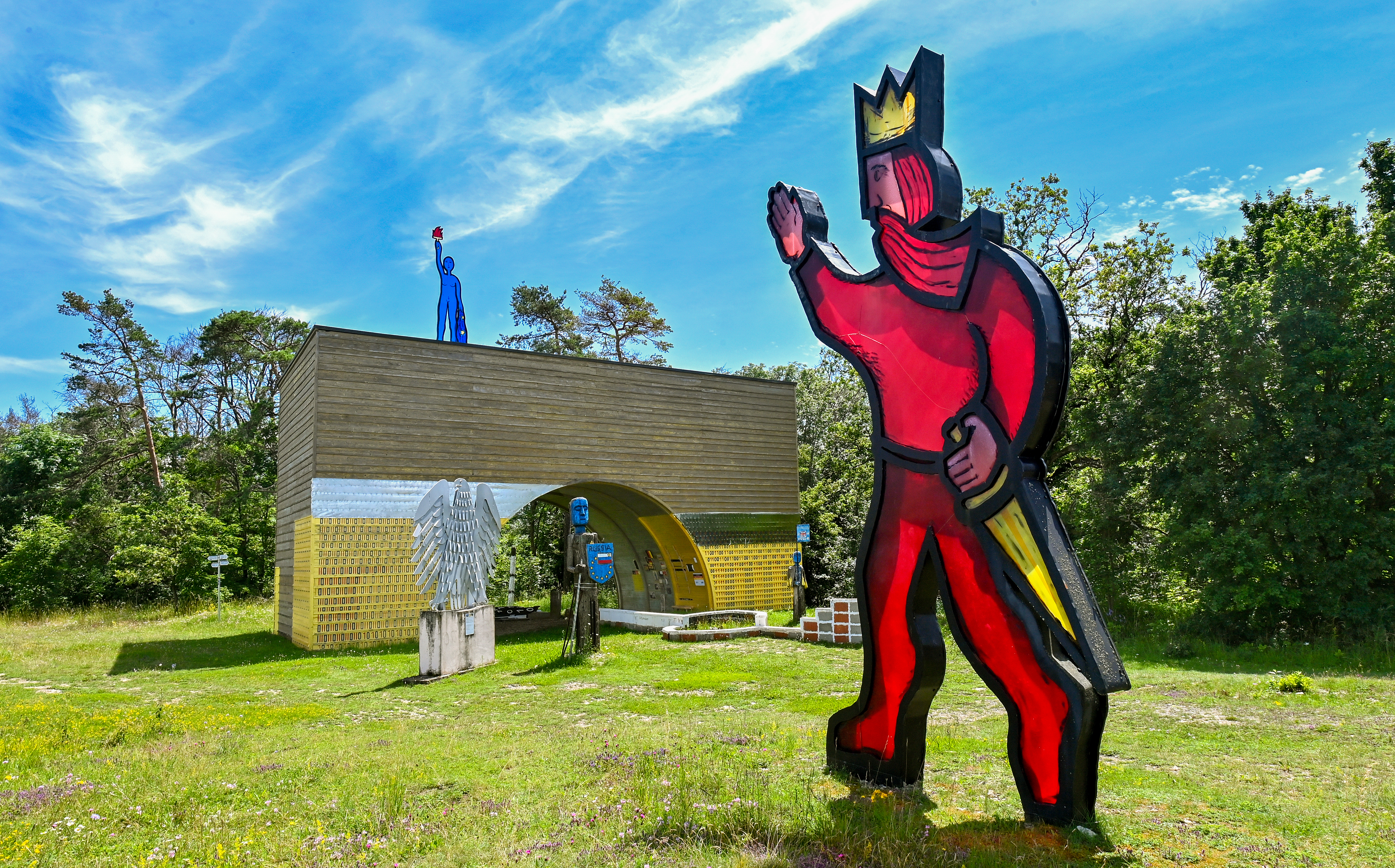 Kunstobjekt einer Figur aus Glas im Skulpturenpark Hennberg.