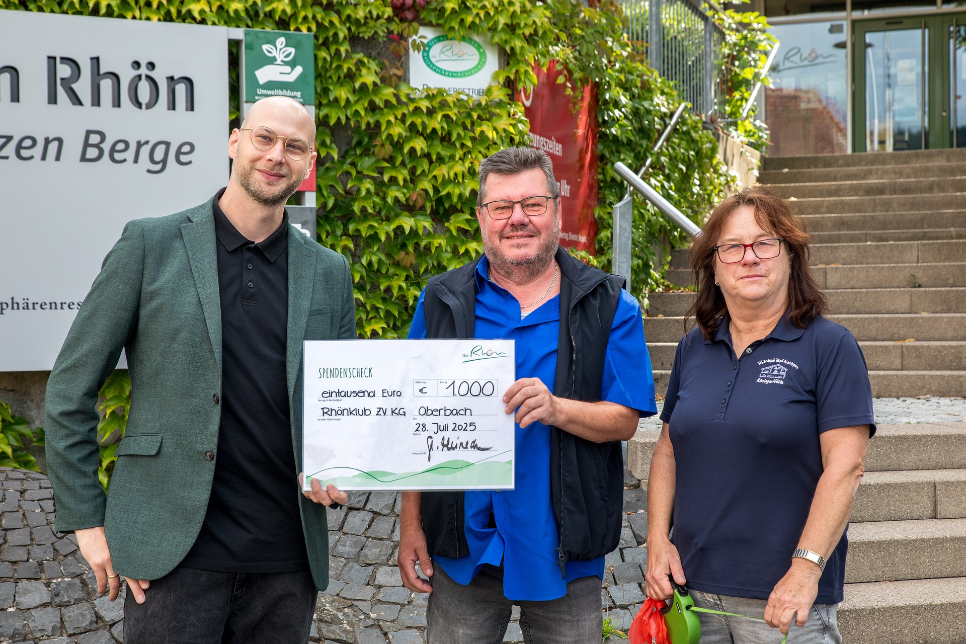 Übergabe des Spendenchecks zwischen Geschäftsführer Johannes Metz und Mitgliedern des Rhönklubs.