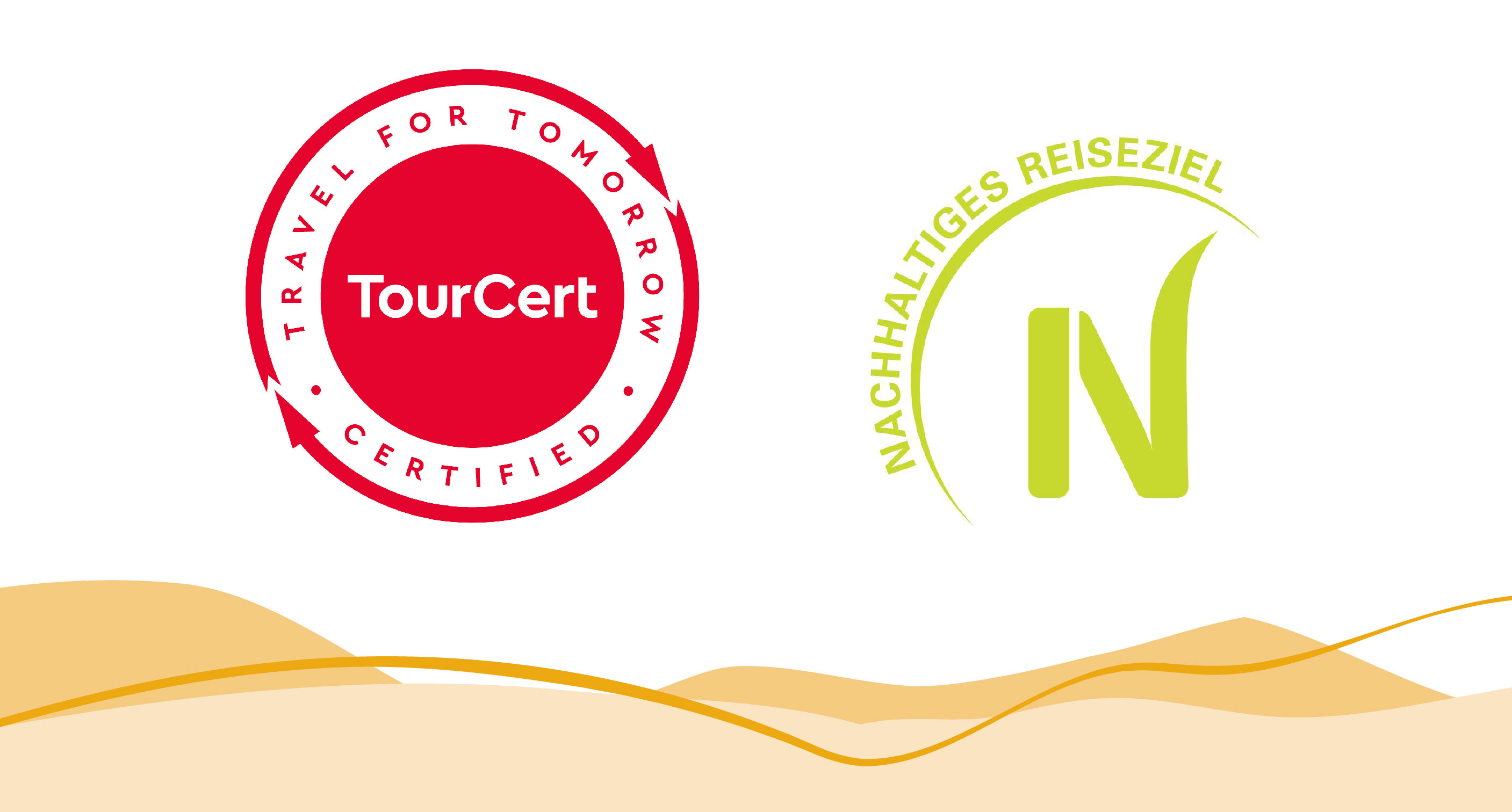 Logo von TourCert und Logo "Nachhaltiges Reiseziel" und Grafikelemente Bergkette unterhalb.