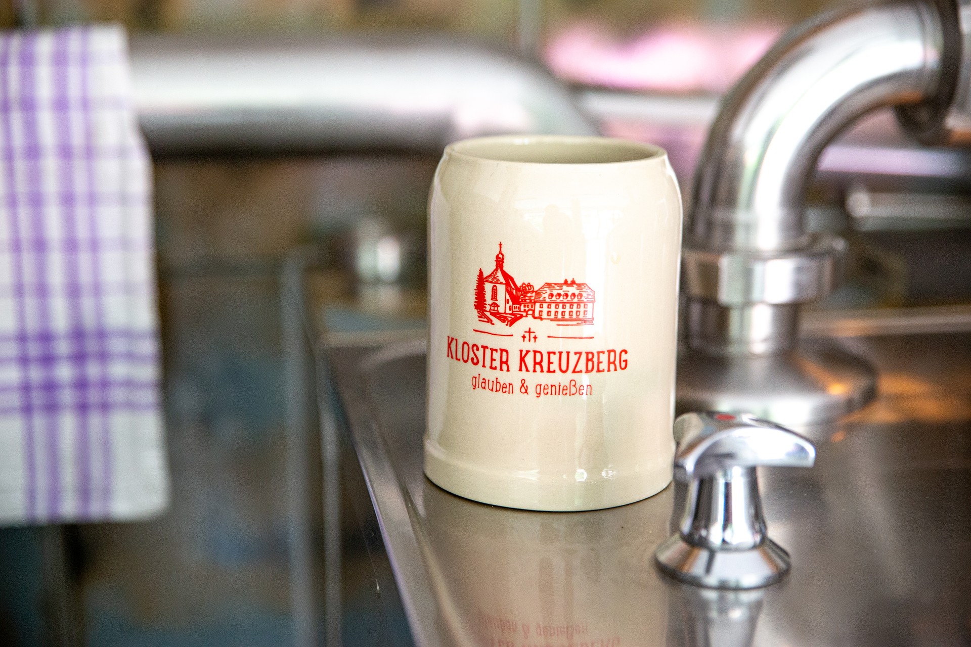 Bierkrug vom Kloster Kreuzberg auf einer Getränketheke.